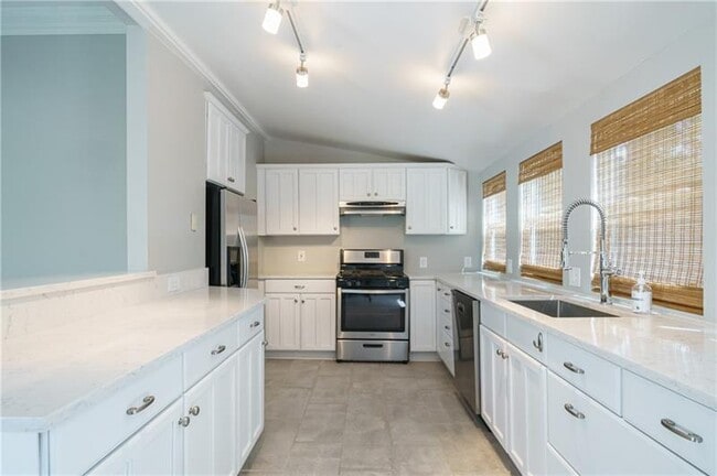 Building Photo - 215 Beaumont Ave