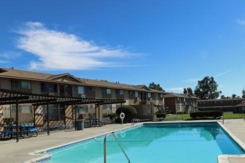 Área de descanso y piscina - Foothill Villas