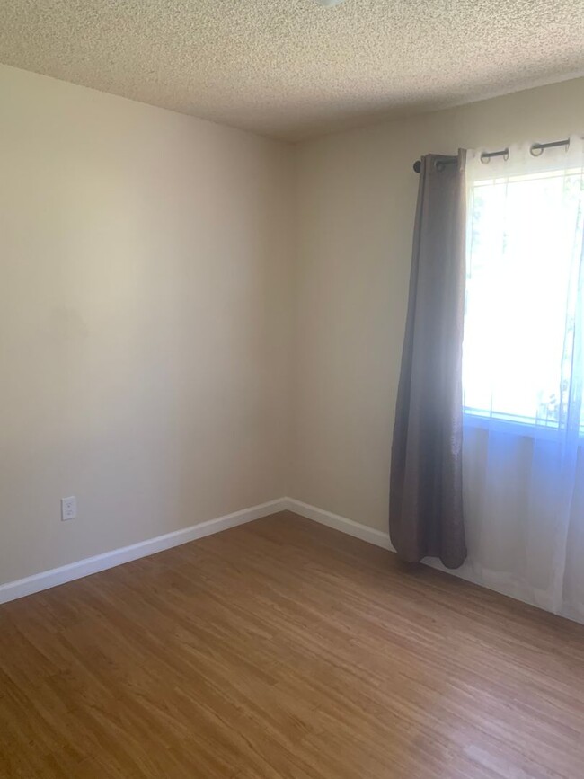 Foto del edificio - 2 bedroom / 1 bath Apartment For Rent