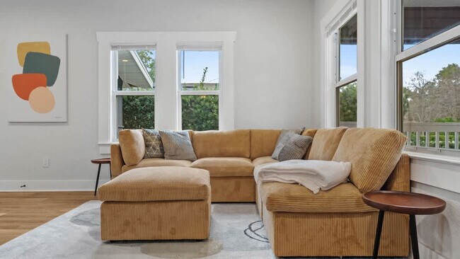 Building Photo - 1007 E Comanche Ave