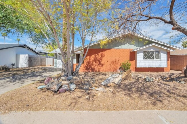 Building Photo - 8316 E Indian School Rd