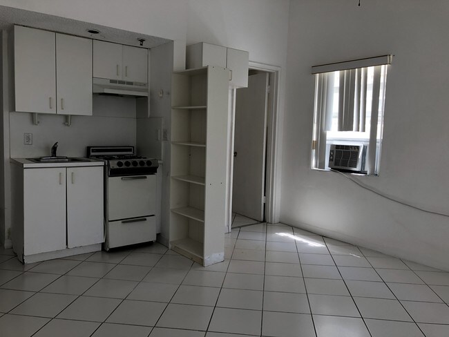 Building Photo - 2618 Collins Ave