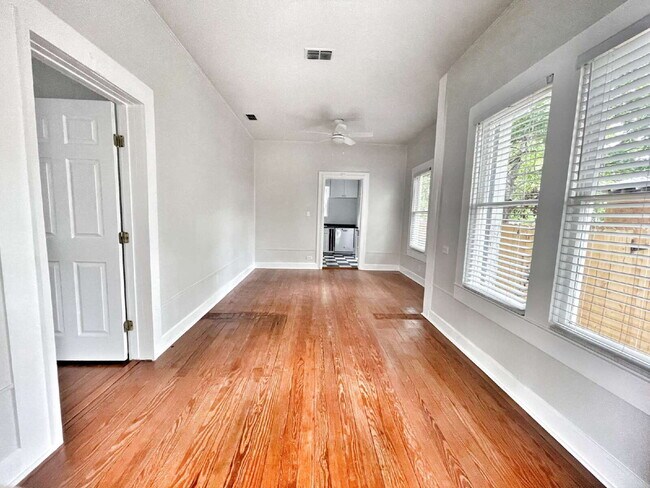 Foto del edificio - Charming 2 Bedroom, 2 Bath Home on Corner ...