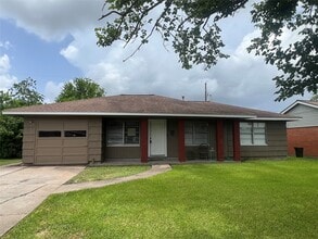 Building Photo - 1305 Serpentine Dr