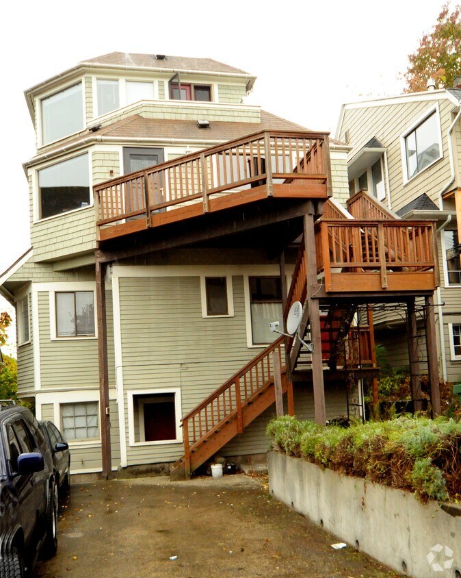 Foto del edificio - 715 Warren Ave N