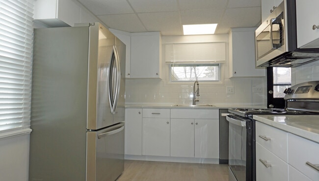 Building Photo - 2364 Pinecrest Ave