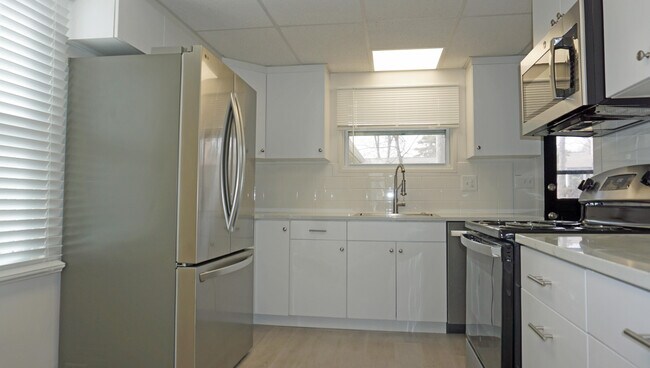 Foto del edificio - 2364 Pinecrest Ave