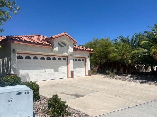 Building Photo - Green Valley Stunner  TWO WEEK FREE RENT*