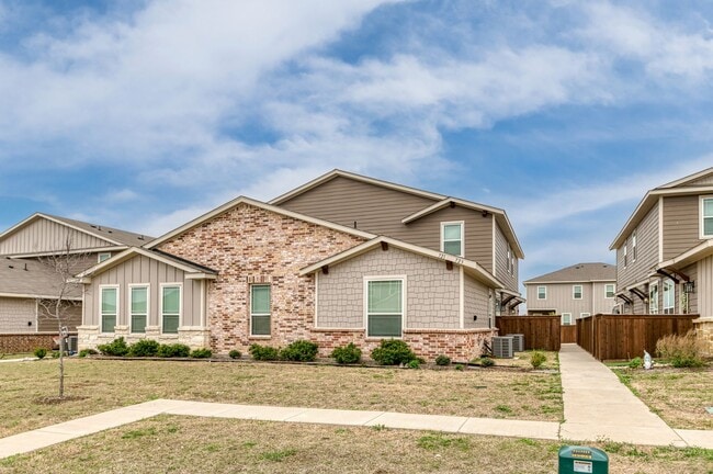 Building Photo - AVAILABLE NOW! GORGEOUS 2 BEDROOM FOUR PLEX LOCATED IN MIDLOTHIAN ISD!
