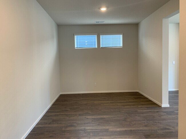 Foto del edificio - 4 BED/2.5 BATH PLUS A HUGE BONUS ROOM! HIGH END FINISHES! LARGE FENCED BACKYARD !