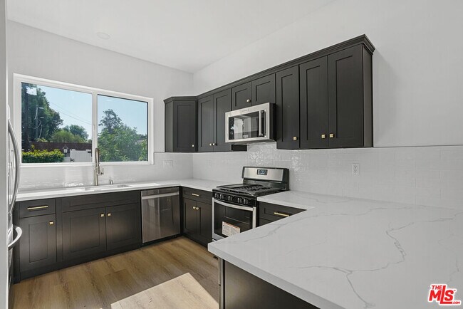 Foto del edificio - 5741 Cahill Ave