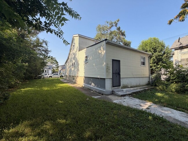 Building Photo - 1748 W Steuben St