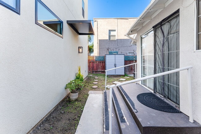 Foto del edificio - 2430 E 7th St