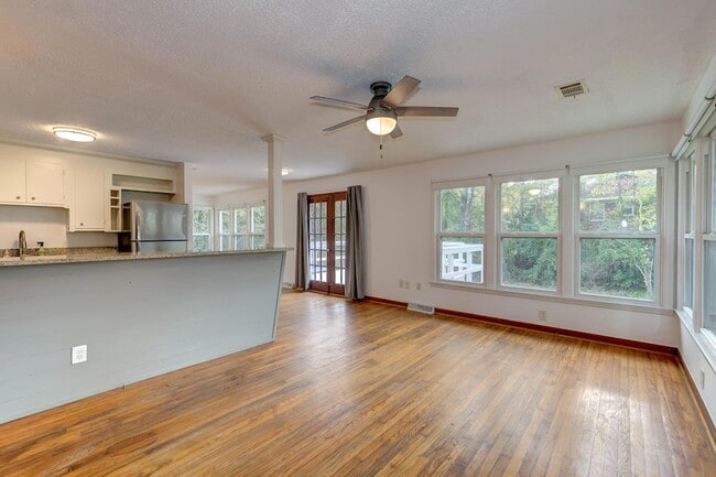 Foto del edificio - 1045 Riverview Dr