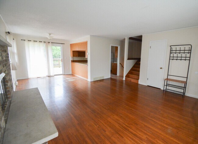 Foto del edificio - Beautiful multi-level with Gorgeous Yard and LOTS of Storage!