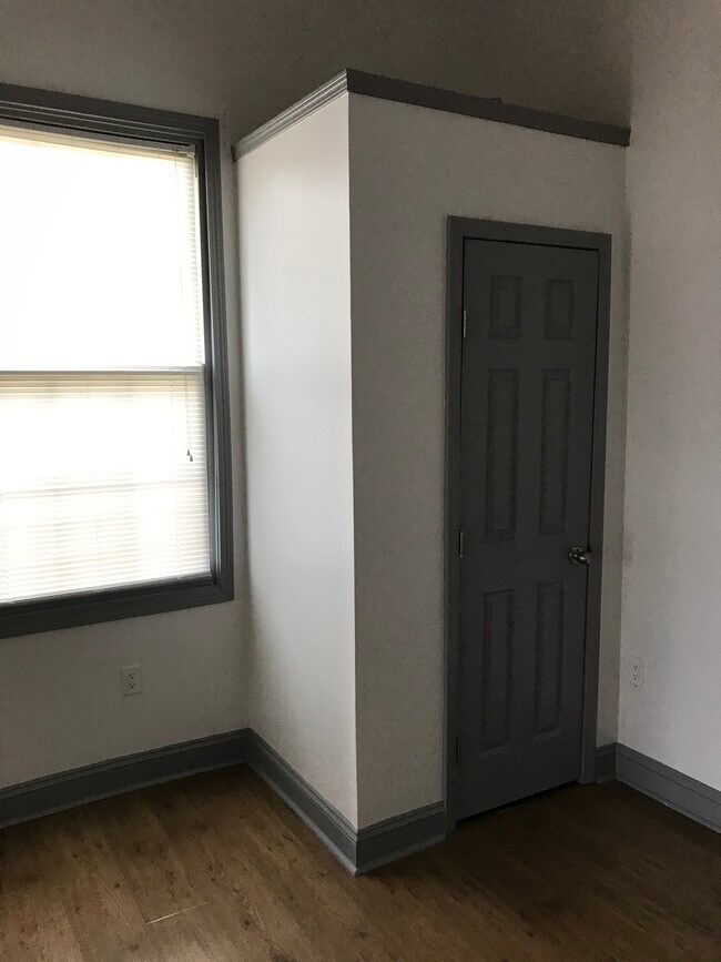 Foto del edificio - 1131 Louisa St