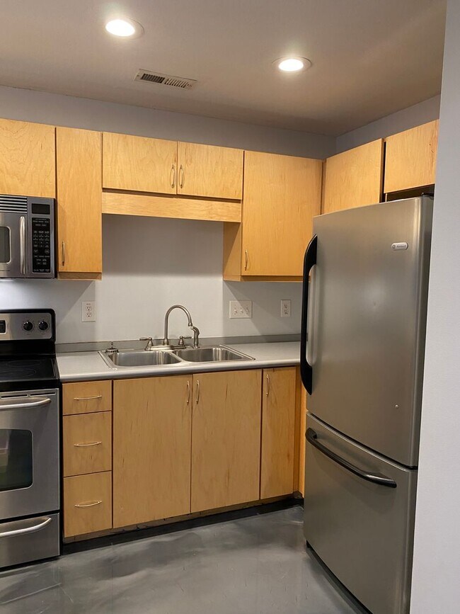 Building Photo - Trendy Downtown Condo! 2 bedroom & 1.5 bath.