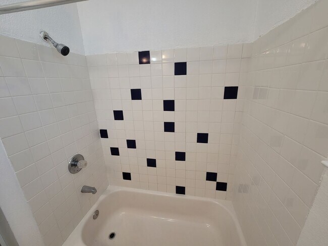 Foto del edificio - East End 1 Bedroom House, 2 Blocks From Se...
