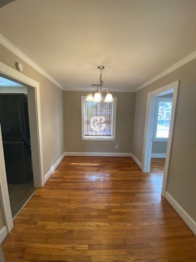 Building Photo - 2 bed 1 bath Brick Duplex in Historic Earl...