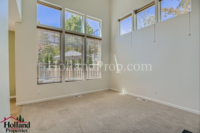 Foto del edificio - Beautiful 3-Bedroom Home with High Ceiling...