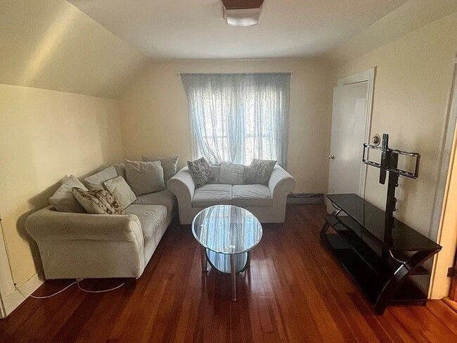 Building Photo - 56 William St