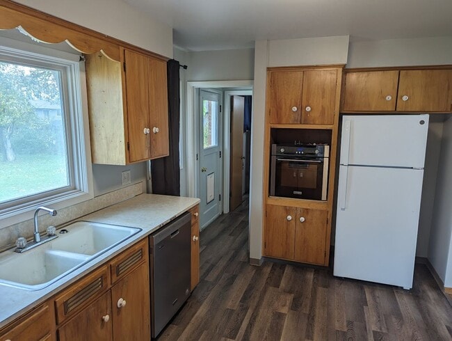 Building Photo - Charming 3 bedroom 1.5 bath Orchards house