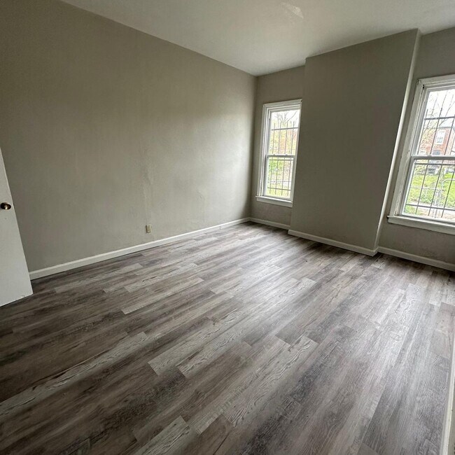 Foto del edificio - 4642 Farlin Ave