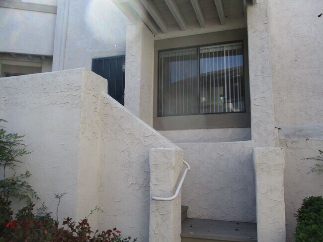 Foto del edificio - Woodlands in La Jolla  2 bedroom 1 bath to...