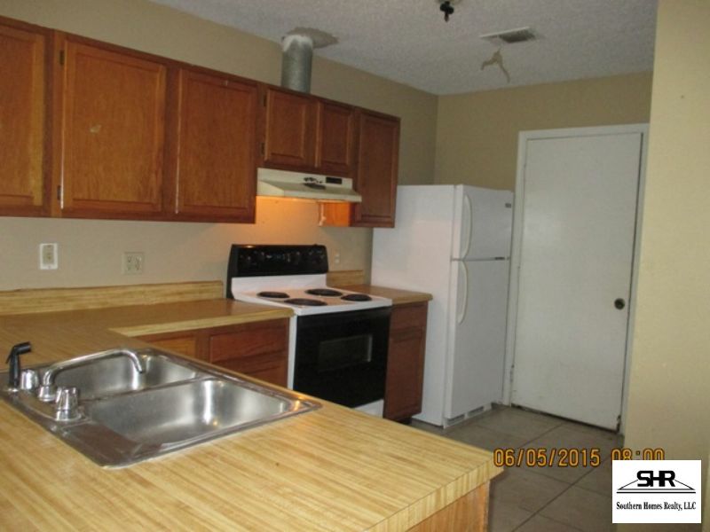 Building Photo - 200 E Lakeview Ave