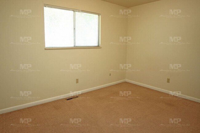 Building Photo - 447 W Swallow Rd