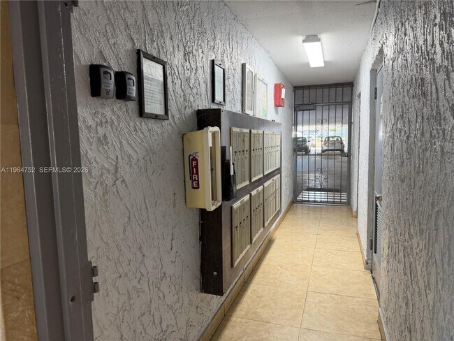 Building Photo - 13685 NE 10th Ave