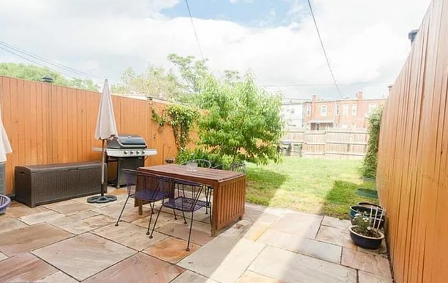 Building Photo - Charming Rowhouse Retreat in the Heart of DC!
