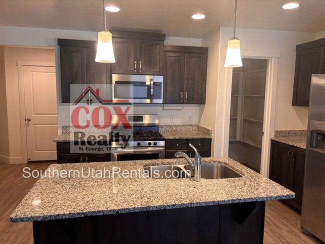 Foto del edificio - Wonderful Desert Canyon 4 bed | 2.5 bath |...