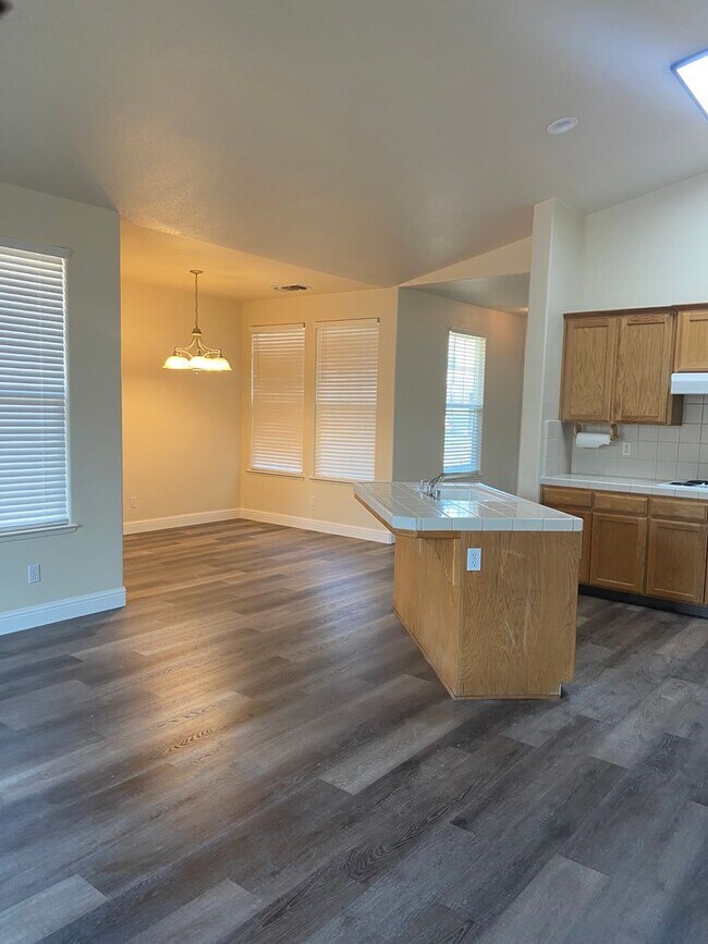Building Photo - Charming Family Home