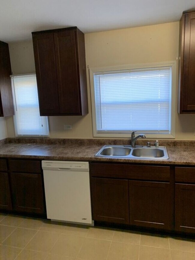 Building Photo - Freshly Painted 4 bedroom 1 bath Home