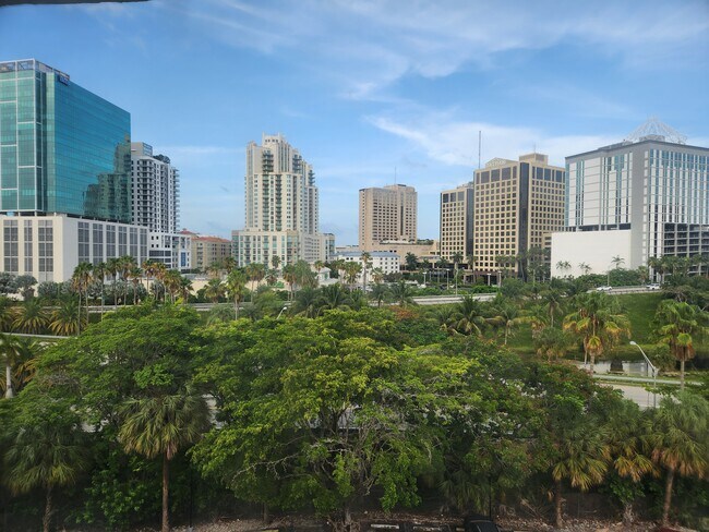 Vista desde la sala de estar, el dormitorio 1 y el dormitorio 2. - 9143 SW 77th Ave