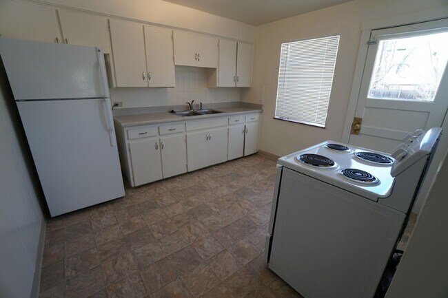 Building Photo - 2 Bedroom Brick Ranch - Walk to Stapleton