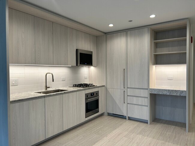 Building Photo - 949 N Elston Ave