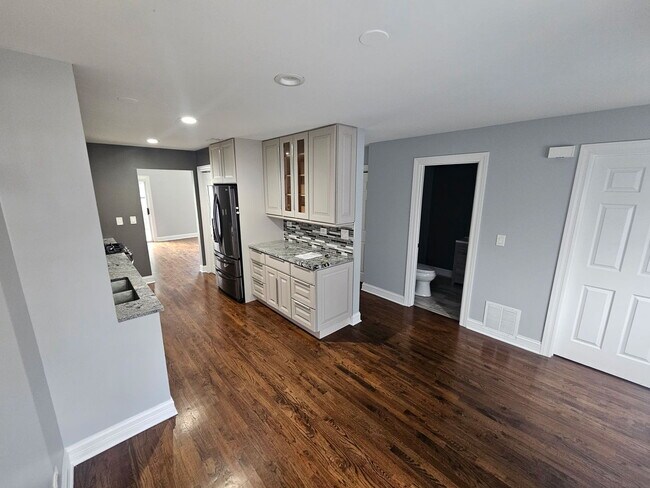 Building Photo - 1414 Hampshire Ct