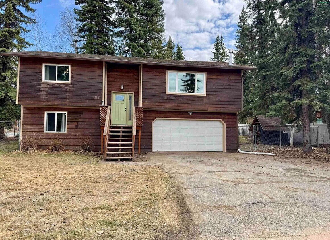 Foto principal - Spacious home / 2 car garage / No pets sorry
