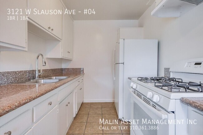 Foto del edificio - 3121 W Slauson