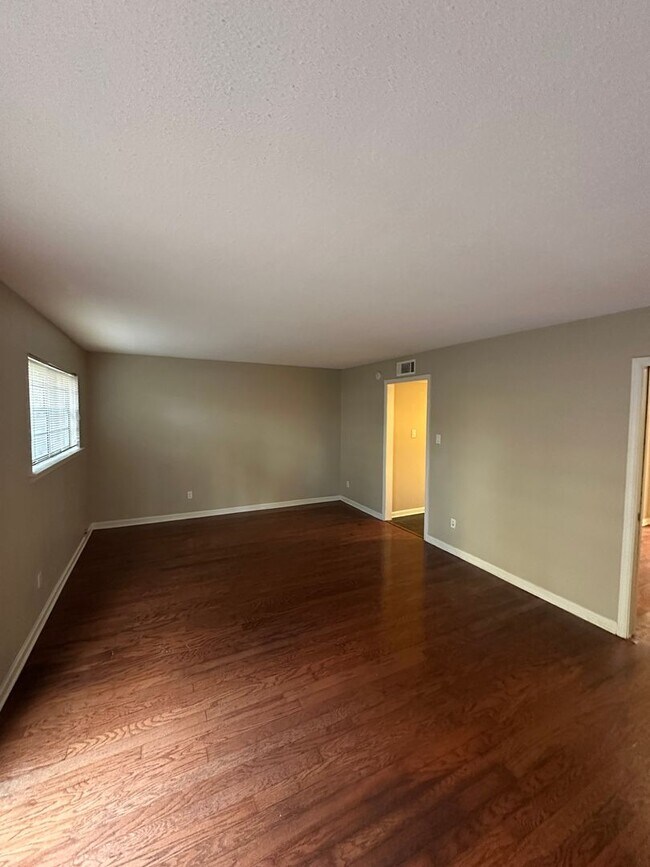 Foto del edificio - MOVE IN SPECIAL - 1/2 OFF FIRST FULL MONTHS RENT! 3br/3ba Condo Located in Jamestown. Community p...