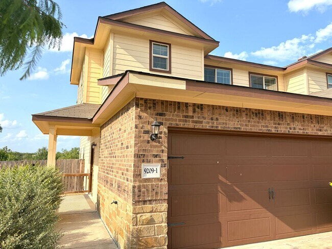 Foto del edificio - Luxury Townhome near Randolph AFB