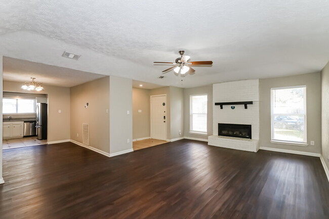 Foto del edificio - 15834 Baybriar Dr