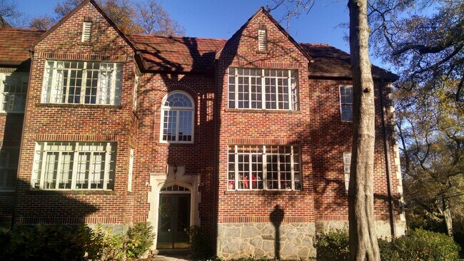 Armas Huntington - 1765 Peachtree St NE