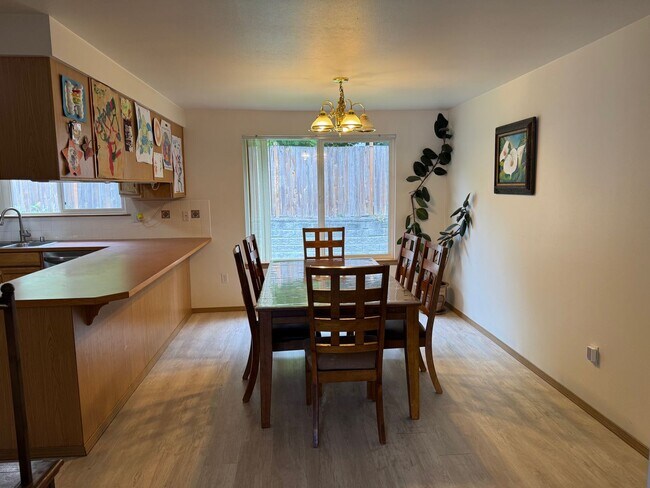 Foto del edificio - 3 bed/2 bath with BONUS room