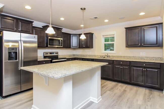 Building Photo - 121 Woodcote Dr