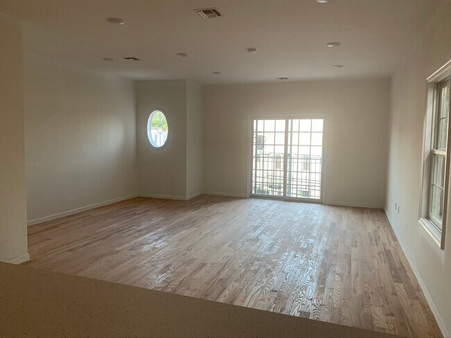 Sun drenched living room - 213 7th St