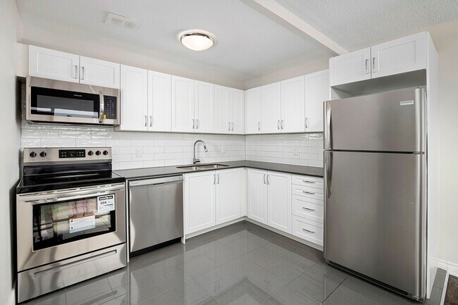 Photo du bâtiment - 3101 & 3111 Eglinton Ave E