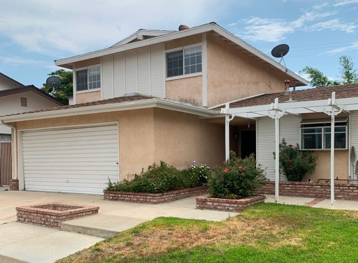 Primary Photo - MOVE-IN READY! 4+2 on cul-de-sac w/XL bonu...